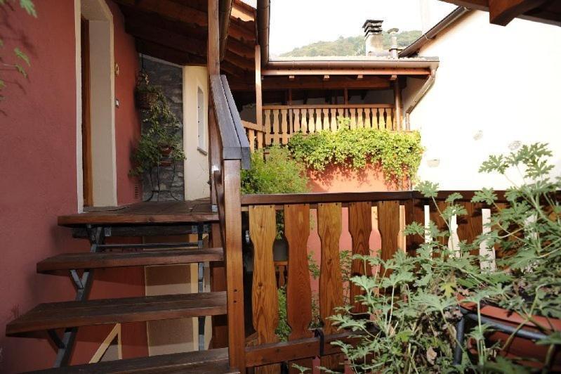 Appartamenti Vacanze E Camere Roccetta Fiorita Pettenasco Buitenkant foto