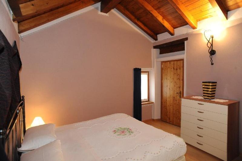 Appartamenti Vacanze E Camere Roccetta Fiorita Pettenasco Buitenkant foto