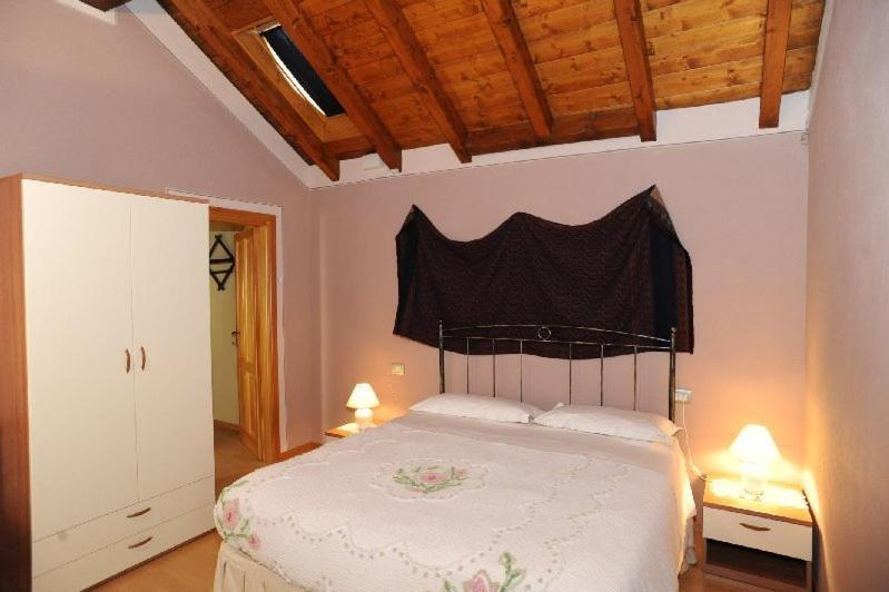 Appartamenti Vacanze E Camere Roccetta Fiorita Pettenasco Buitenkant foto