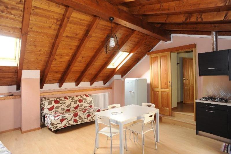 Appartamenti Vacanze E Camere Roccetta Fiorita Pettenasco Buitenkant foto