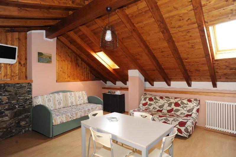 Appartamenti Vacanze E Camere Roccetta Fiorita Pettenasco Buitenkant foto
