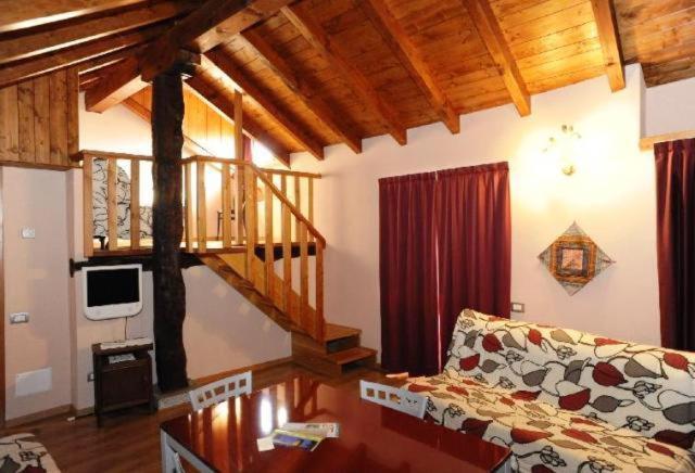 Appartamenti Vacanze E Camere Roccetta Fiorita Pettenasco Buitenkant foto