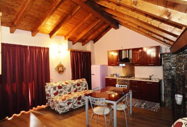 Appartamenti Vacanze E Camere Roccetta Fiorita Pettenasco Buitenkant foto