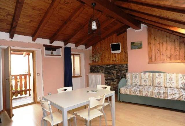 Appartamenti Vacanze E Camere Roccetta Fiorita Pettenasco Buitenkant foto